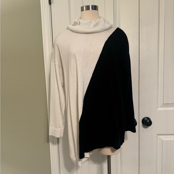 Investments Sweaters - Slim Factor by investments- Size Large black and white asymmetrical swea…